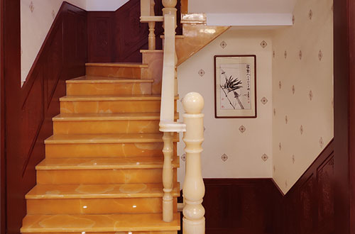 德宏中式别墅室内汉白玉石楼梯的定制安装装饰效果