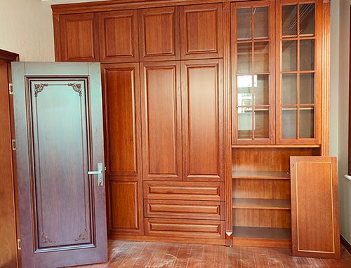 德宏中式家庭装修里定制的实木衣柜效果图